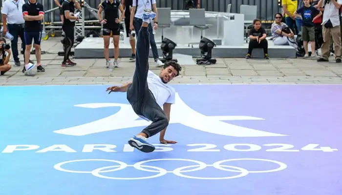 Man breakdancing in 2024 Paris Olympics